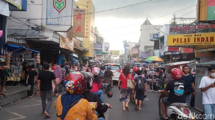 Warga Sukabumi mulai memadati pusat perbelanjaan menjelang lebaran
