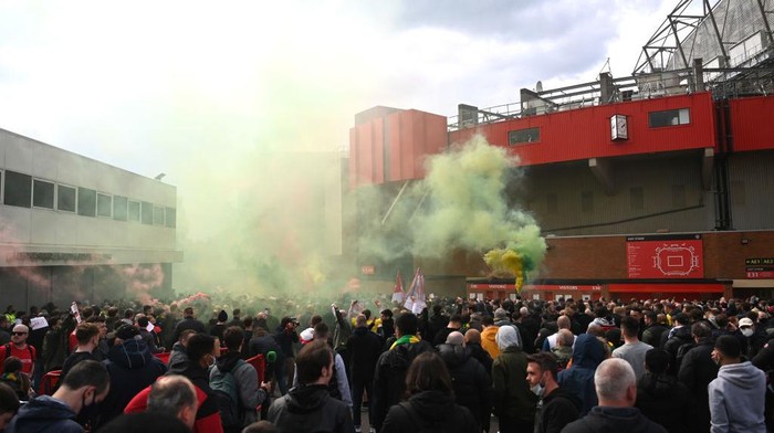 MANCHESTER, ENGLAND - MAY 02: Fans are seen protesting Manchester Uniteds Glazer ownership outside the stadium prior to the Premier League match between Manchester United and Liverpool at Old Trafford on May 02, 2021 in Manchester, England. Sporting stadiums around the UK remain under strict restrictions due to the Coronavirus Pandemic as Government social distancing laws prohibit fans inside venues resulting in games being played behind closed doors. (Photo by Getty Images/Getty Images)