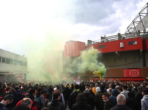 PM Inggris Soroti Demo Fans MU di Old Trafford Bikin Polisi Terluka