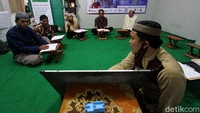 Yayasan Wisata Hati membuka tiga kelas untuk mendampingi para tukang becak yang hendak belajar membaca Al Quran.