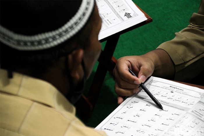 Huruf kaf merupakan huruf yang keluar dari lidah bagian