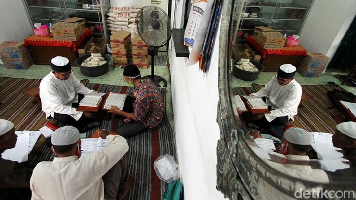 Ada Kursus Belajar Baca Al Quran Gratis Bagi Tukang Becak di Solo Yayasan Wisata Hati membuka kelas belajar membaca Al Quran untuk tukang becak di Solo. Kelas belajar membaca Al Quran itu tidak dipungut biaya alias gratis.