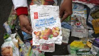Seorang aktivis menunjukkan contoh sampah import yang masuk ke Indonesia.  
