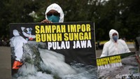 Massa membentangkan berbagai poster berisi tuntutan.