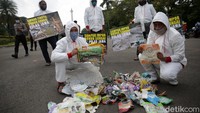 Mereka juga menuntut pemerintah untuk tegas menindak perusahaan yang melakukan pencemaran dengan membuang limbah dari olahan sampah impor ke sejumlah sungai besar di Jawa, seperti Brantas, Bengawan Solo, Citarum, dan Ciujung.