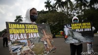 Menurut mereka sampah-sampah tersebut telah membunuh sunga di Pulau Jawa.