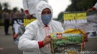 Selain itu sampah juga merusak ekosistem setempat dan menganggu kenyamanan masyarakat sekitar.