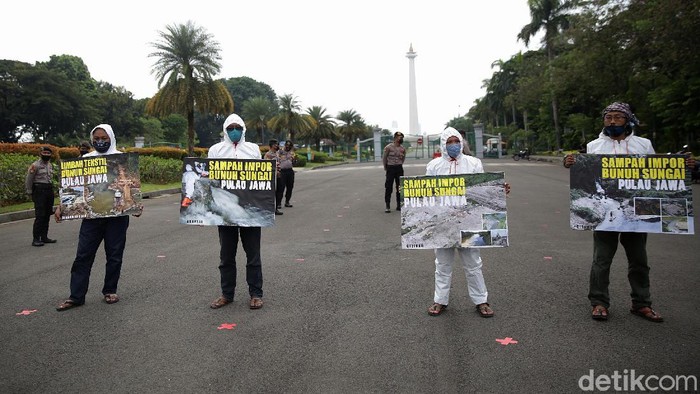 Aksi Tolak Sampah Import di Monas Sejumlah aktivis menggelar aksi di di kawasan Monumen Nasional (Monas), Jalan Merdeka Selatan, Jakarta, Senin (3/5). Mereka menolak sampah import masuk ke Indonesia.