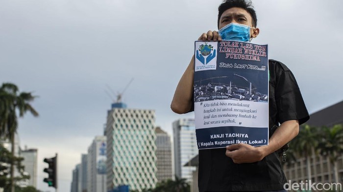 Aktivis Gelar Aksi Tolak Limbah Nuklir Jepang Peserta aksi memajang spanduk Tolak Pembuangan Limbah Nuklir Fukushima di Laut di Kawasan Patung Kuda, Jakarta, Senin (3/5/2021). Pembuangan limbah nuklir berpotensi menimbulkan pencemaran lingkungan laut.