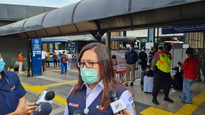 VP Corporate Secretary KAI Commuter, Anne Purba di Stasiun Tanah Abang, Senin (3/5/2021).