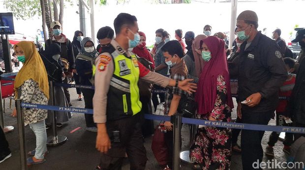 Antrean tes GeNose di Stasiun Pasar Senen.