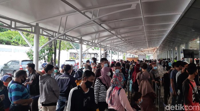 Antrean tes GeNose di Stasiun Pasar Senen.