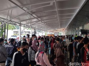 Jelang Larangan Mudik, Warga Antre Panjang Tes GeNose di Stasiun Senen