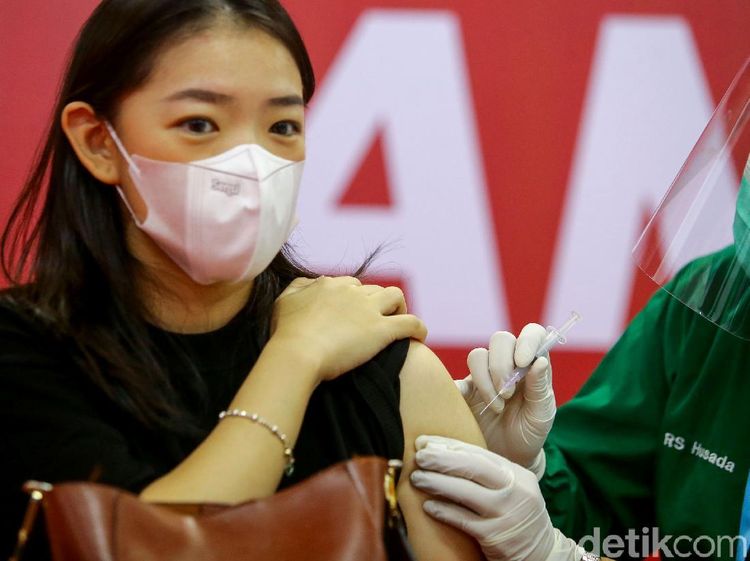 Antusias Pedagang Thamrin City Ikuti Vaksinasi COVID-19