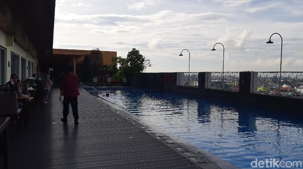 Saat ini, Aston Solo punya promo di bulan Ramadhan. Untuk kamar Superior Twin/King bisa dibooking dengan harga Rp 528.000 per malam, Superior Triple seharga Rp 608.000 per malam, Deluxe seharga Rp 648.000 per malam, kamar Suite seharga Rp 1.258.000 per malam dan Corner Suite di harga Rp 1.338.000 per malam. Grandyos Zafna/Dok. Detikcom. Saat ini, Aston Solo punya promo di bulan Ramadhan. Untuk kamar Superior Twin/King bisa dibooking dengan harga Rp 528.000 per malam, Superior Triple seharga Rp 608.000 per malam, Deluxe seharga Rp 648.000 per malam, kamar Suite seharga Rp 1.258.000 per malam dan Corner Suite di harga Rp 1.338.000 per malam. Grandyos Zafna/Dok. Detikcom.