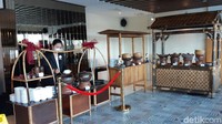 Selain kamar yang nyaman, ASTON Solo juga punya Restoran Chasmere. Restoran ini memiliki konsep semi outdoor yang menjadi satu dengan kolam renang dan tempat bermain anak. Makanan yang disajikan sangat dekat dengan lidah Jawa Tengah. Makanan otentik daerah dijadikan satu di pojok tradisional. Menunya makanan daerah yang disajikan berbeda setiap hari. Grandyos Zafna/Dok. Detikcom.