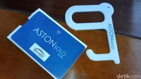 Beralamat di Jalan Brigjen Slamet Ridayi, Kota Surakarta, Aston Solo sangat mudah dijangkau dari tengah kota. detikTravel tiba di Aston Solo untuk me-review hotel ini. Saat check-in jangan kaget dengan dua jenis kunci yang diberikan. Kunci kamar berupa kartu sementara kunci satu lagi berbentuk angka 9. Ini adalah alat bantu untuk menekan tombol lift, agar meminimalisir kontak langsung di masa pandemi. Grandyos Zafna/Dok. Detikcom.