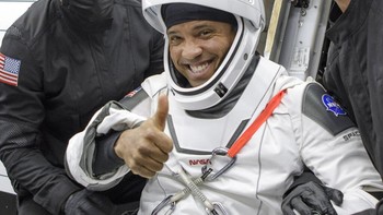 Mereka akan dicek kesehatannya dan prosedur lainnya. Foto: AP/Bill Ingalls