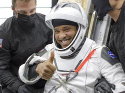 Detik-detik Astronaut Nyemplung ke Laut dari Antariksa