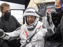 Detik-detik Astronaut Nyemplung ke Laut dari Antariksa