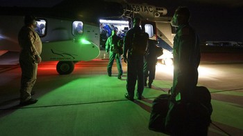 Tim dari NASA dan SpaceX berada di samping helikopter menuju lokasi pendaratan di Teluk Meksio. Foto: AP