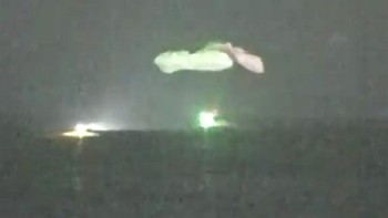 Kapsul Dragon mendarat dengan selamat setelah perjalanan singkat sekitar 6 jam. Ini adalah pertama kalinya pendaratan astronaut dilakukan pada malam hari setelah misi Apollo 8 di tahun 1960-an. Foto: AP