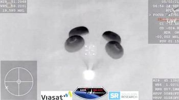 Untuk memperlambat pendaratan, empat parasut besar dikembangkan. Foto: AP