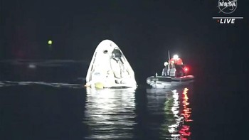 Kapal penyelamat segera sigap menuju kapsul SpaceX yang telah mendarat. Foto: AP