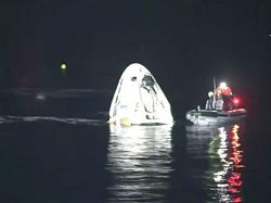 Detik-detik Astronaut Nyemplung ke Laut dari Antariksa