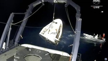 Kapsul itu lantas diangkut ke atas kapal. Foto: AP