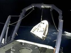 Detik-detik Astronaut Nyemplung ke Laut dari Antariksa