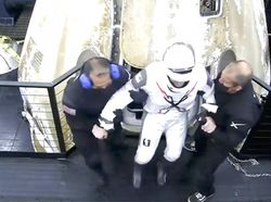 Detik-detik Astronaut Nyemplung ke Laut dari Antariksa