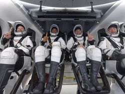 Detik-detik Astronaut Nyemplung ke Laut dari Antariksa