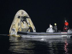Detik-detik Astronaut Nyemplung ke Laut dari Antariksa
