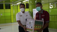 Direktur Utama PT Kereta Api Indonesia (Persero) Didiek Hartantyo menyerahkan bantuan sembako.