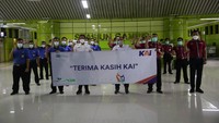 PT KAI memberikan bantuan sembako kepda porter sebagai bentuk kepedulian karena telah membantu melayani pelanggan dan penumpang.