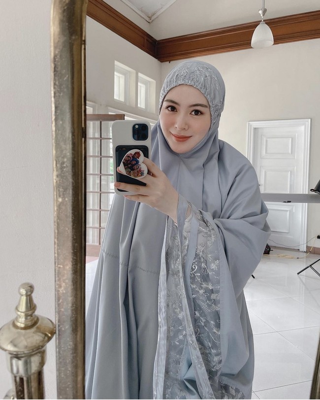 Kini Ayana Moon sukses menjadi brand ambassador produk kosmetik dan berbagai tawaran iklan di Tanah Air.  Foto: Dok. Instagram @xolovelyayana.