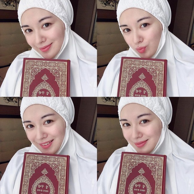 Usai membaca Al-Quran, Ayana Moon mengabadikan momen sambil memakai mukena putih. Ayana terlihat fresh dan cantik natural. Foto: Dok. Instagram @xolovelyayana.