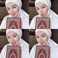 Usai membaca Al-Quran, Ayana Moon mengabadikan momen sambil memakai mukena putih. Ayana terlihat fresh dan cantik natural. Foto: Dok. Instagram @xolovelyayana.