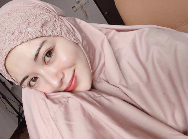 Ayana Moon yang identik dengan warna pastel, terlihat semakin memesona ketika mengenakan mukena warna pink kecokelatan. Detail mukena dibagian kepala ada brokat yang menambah kesan feminin. Foto: Dok. Instagram @xolovelyayana.