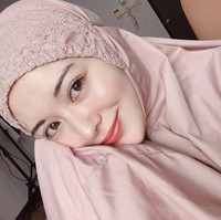 Ayana Moon yang identik dengan warna pastel, terlihat semakin memesona ketika mengenakan mukena warna pink kecokelatan. Detail mukena dibagian kepala ada brokat yang menambah kesan feminin. Foto: Dok. Instagram @xolovelyayana.