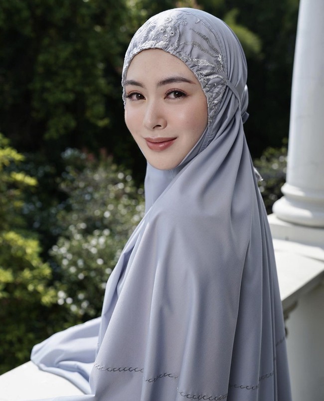 Gaya hijab Ayana dan penampilannya pun sukses mencuri perhatian warganet. Apa saja yang dikenakannya selalu terlihat ciamik. Seperti postingan di akun Instagramnya @xolovelyayana, ia kerap berfoto selfie dengan memakai mukena. Warganet pun ikut terpana ketika melihat foto tersebut. MasyaAllah adem sekali liatnya😍❤️, ujar akun @talithaaf. MasyaAllah cantiknya 😇😇, puji @ninox_kc. Masyaallah cantik luar dalam😍, ucap akun @fat_ma989. Foto: Dok. Instagram @xolovelyayana.