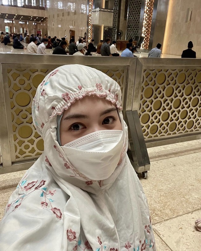 Pertama kali beribadah di Masjid Istiqlal, Jakarta selama tengah pandemi, Ayana Moon memakai masker dan mukena putih. Ia membuat vlog selama bulan suci Ramadhan.  Foto: Dok. Instagram @xolovelyayana.