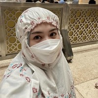 Pertama kali beribadah di Masjid Istiqlal, Jakarta selama tengah pandemi, Ayana Moon memakai masker dan mukena putih. Ia membuat vlog selama bulan suci Ramadhan.  Foto: Dok. Instagram @xolovelyayana.