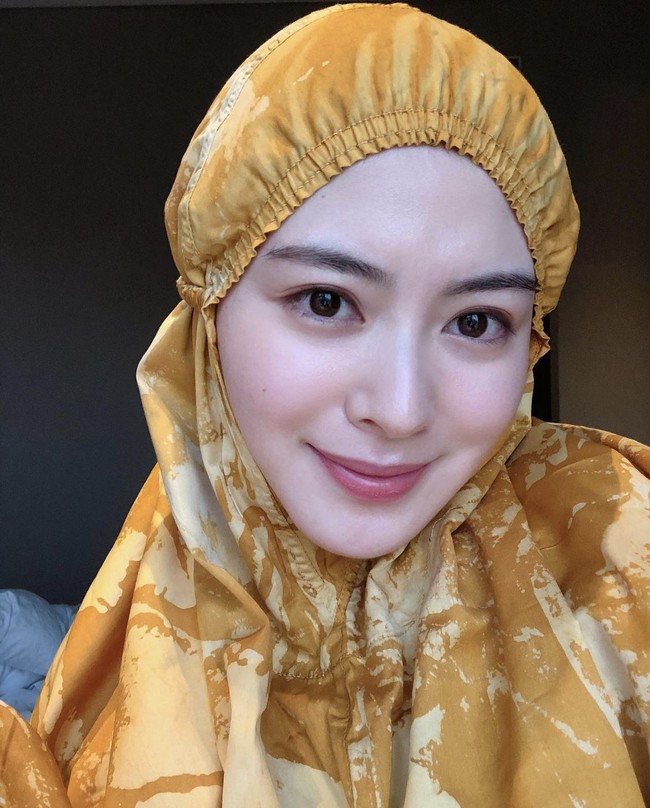 Tak hanya warna pastel dan putih, Ayana Moon juga cantik saat mengenakan mukena warna kuning. Tak heran warganet membanjiri kolom komentar dan memberikan pujian karena kecantikkan parasnya. Foto: Dok. Instagram @xolovelyayana.