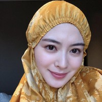 Tak hanya warna pastel dan putih, Ayana Moon juga cantik saat mengenakan mukena warna kuning. Tak heran warganet membanjiri kolom komentar dan memberikan pujian karena kecantikkan parasnya. Foto: Dok. Instagram @xolovelyayana.