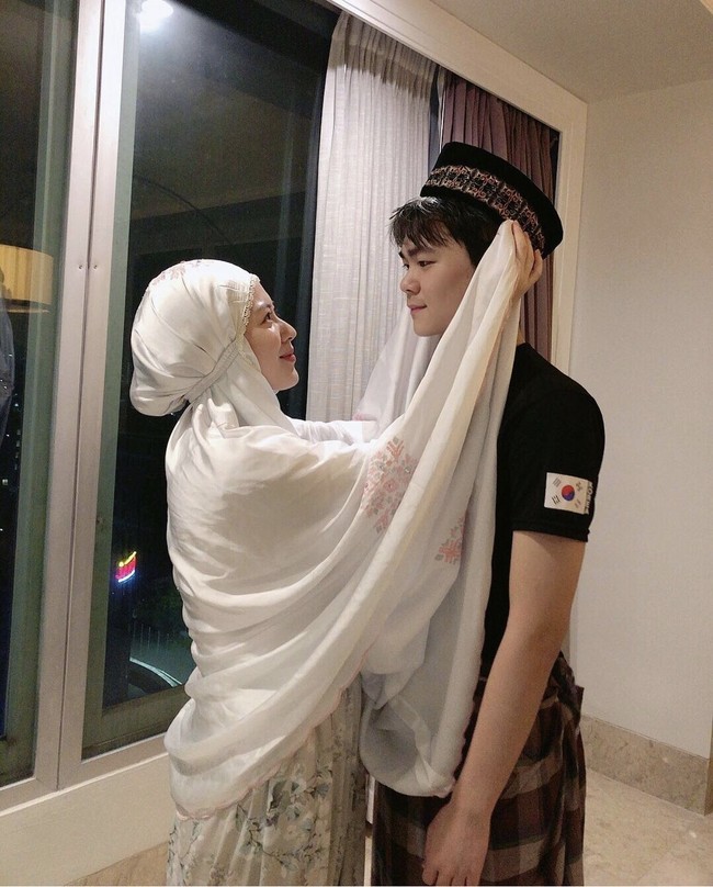 Wanita yang berusia 25 tahun ini mengabadikan momen bersama sang adik laki laki yang bernama AydinMoon. Sang adik juga belum lama ini menjadi seorang mualaf dan menjalankan puasa Ramadhan pertamanya. Foto: Dok. Instagram @xolovelyayana.