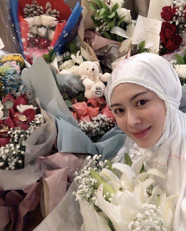 Selebgram dan model asal Korea Selatan yang bernama lengkap Ayana Jihye Moon itu mulai dikenal usai kisah mualafnya beredar di media sosial. Kisah hidupnya menjadi inspirasi bagi wanita muslimah lainnya. Foto: Dok. Instagram @xolovelyayana.