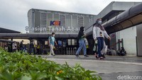 Diketahui, Kereta rel listrik atau KRL tak akan berhenti di Stasiun Tanah Abang pada pukul 15.00 hingga 19.00 WIB mulai hari ini.