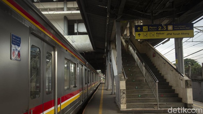 KRL tak akan berhenti di Stasiun Tanah Abang pada pukul 15.00 hingga 19.00 WIB. Kebijakan ini diputuskan imbas kerumunan di Pasar Tanah Abang akhir pekan lalu.